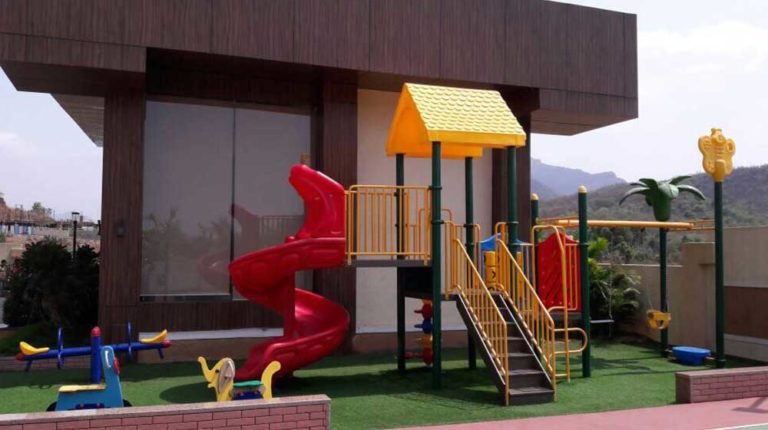 Benefits of outdoor playground equipment | Hugoplay
